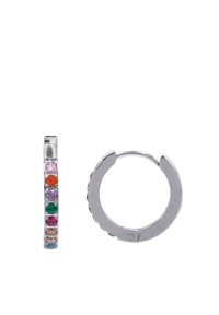 Gli orecchini a cerchio sono realizzati in metallo tono argento e presentano una fila di pietre colorate, tra cui rosa, verde, arancione e viola, disposte sulla parte anteriore.