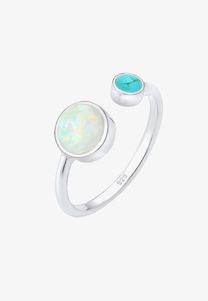 Sølvring med to stene: en rund opal og en mindre turkis, begge sat i et minimalistisk design. Stemplet "925."