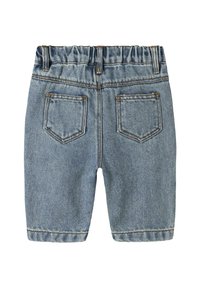 Sharpe in denim chiari, con vita elastica arricciata, due tasche posteriori e un taglio classico con orlo.