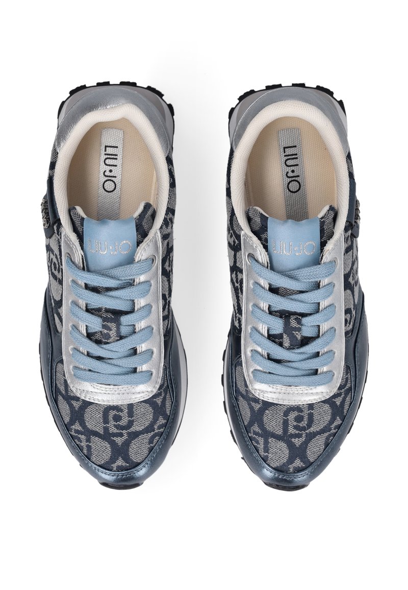 Ein Paar navyblaue und silberne Sneaker mit einem Muster, hellblauen Schnürsenkeln und markenbezogenen Zungenetiketten, von oben auf einem weißen Hintergrund betrachtet.