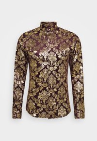 Košile s dlouhým rukávem z tmavě vínové látky s propracovanými zlatými květinovými vzory a mandarinkovým límečkem, s hladkou lesklou texturou.