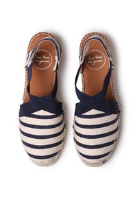 Espadrillas in tela con un motivo a strisce blu e crema, caratterizzate da un design con fasce incrociate e una suola in juta intrecciata. Fodera interna marrone.