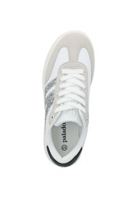Sneaker mit einem Obermaterial aus weißem Leder, grauen Wildlederelementen und glitzernden Seitenelementen. Verfügt über Schnürsenkel und einen gepolsterten Schaft für zusätzlichen Komfort.