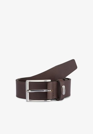 Ceinture en cuir marron foncé roulée avec une boucle rectangulaire argentée et une boucle cousue ornée d'une petite étiquette de marque en métal.