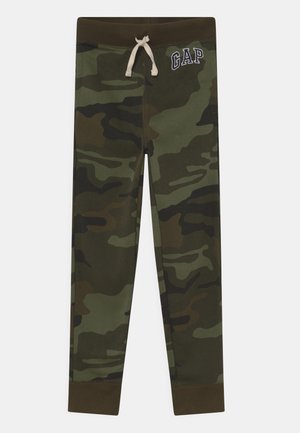 Joggingbukser med camouflage-mønster, elastisk talje og hvid snor, med GAP-logo på øverste venstre lår.