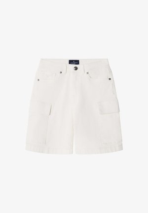 Pantalones cortos cargo blancos con botón frontal, trabillas para cinturón, dos bolsillos laterales y bolsillos con solapa en cada pierna, etiquetados como Hackett London.