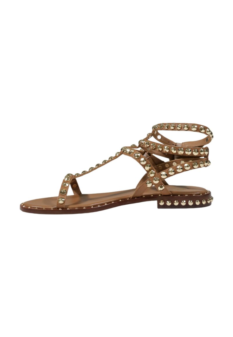 Bruine platte sandalen met meerdere banden en gouden studs. Heeft een platte zool en decoratieve hardware langs de randen.