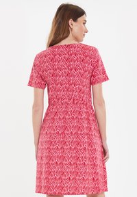 Rode jurk met een ontwerp van korte mouwen, gekenmerkt door een textuurpatroon van verticale strepen in lichtere tinten. Klassieke pasvorm met een getailleerde taille.