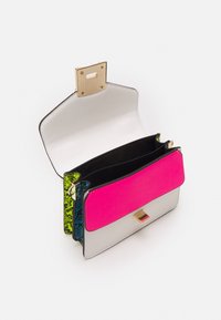 Pochette colorata con pannello frontale rosa e verde, corpo grigio, interno nero e accessori in oro. Presenta una chiusura a scatto e più scomparti.