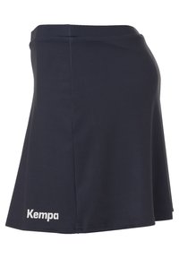 Gonna sportiva navy realizzata in tessuto liscio, caratterizzata da una forma a A, una vita ampia e un logo "Kempa" bianco vicino all'orlo.
