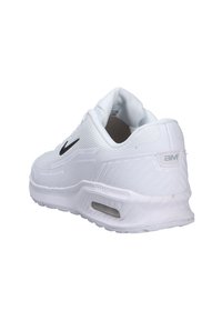 Zapatilla blanca con parte superior de malla, acentos texturizados y una unidad de aire visible en la suela. Presenta un logo negro en el lateral. Acabado suave.