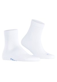 Weiße Baumwollknöchelsocken mit geripptem Bund, glatter Textur, verstärkter Zehenpartie und einem kleinen blauen Logo an der Seite.