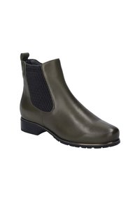 Een olijfgroene enkelboot gemaakt van soepel leer met zwarte elastieken zijpanelen, een lage blokhak en textuurdetails.