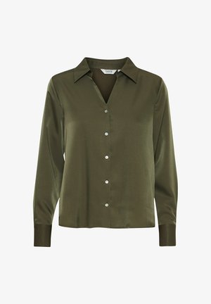 Chemise à manches longues vert olive en tissu lisse avec un col pointu, fermeture devant à cinq boutons et poignets contrastants plus foncés.