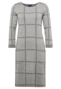 Robe grise jusqu'aux genoux avec des manches longues, motif tricoté texturé et lignes horizontales et verticales, dotée de poches frontales et d'un col rond.