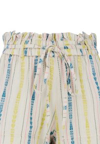 Shorts en tissu léger beige avec des rayures verticales multicolores en bleu, vert, rose et jaune. Dotés d'une taille élastique et d'un détail à nouer.