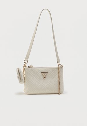 Borsa a spalla trapuntata color crema con dettaglio catena, piccola tasca con zip allegata e logo triangolare di Guess sul davanti.