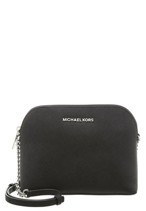 Czarna torba crossbody Michael Kors z srebrnym łańcuszkiem i zamkiem błyskawicznym, teksturowaną skórzaną powierzchnią i logo na przednim środku.