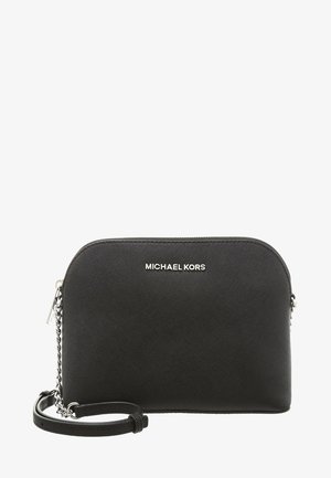Czarna torba crossbody Michael Kors z srebrnym łańcuszkiem i zamkiem błyskawicznym, teksturowaną skórzaną powierzchnią i logo na przednim środku.