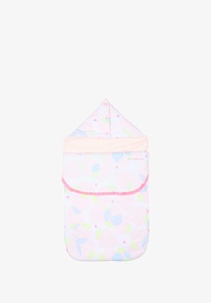Miękki śpiworek dla niemowląt w pastelowych kolorach z kapturem, ozdobiony subtelnymi motywami owoców i wykończony różową falbanką na białym tle.