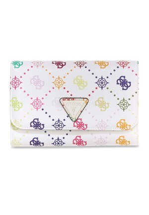 Cartera blanca con logotipo Guess multicolor y patrón de diamantes, que presenta una placa metálica triangular con el logotipo de Guess en la solapa frontal.