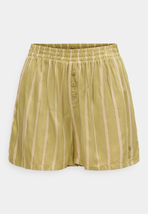 Πράσινο ριγέ σορτς από ελαφρύ ύφασμα. Διαθέτει ελαστική μέση, πέντε κουμπιά στο μπροστινό μέρος και μικρό λογότυπο στο τελείωμα.