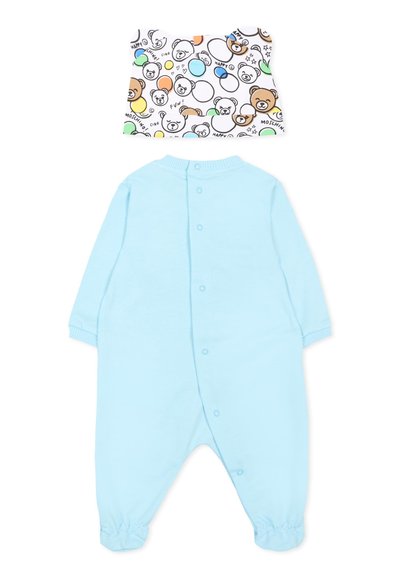 Pagliaccetto azzurro chiaro per bambini con bottoni a pressione e cappellino bianco con facce di orsi colorate e disegni di testo giocosi.