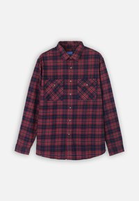 Chemise en flanelle à carreaux rouges et marine avec des manches longues, un col à boutons, deux poches poitrine et un ourlet droit. Le tissu semble doux et texturé.