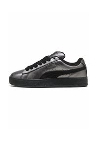 Fekete és fémes szürke bőr sneaker, texturált gumitalppal, fekete fűzőkkel és Puma logóval az oldalán.