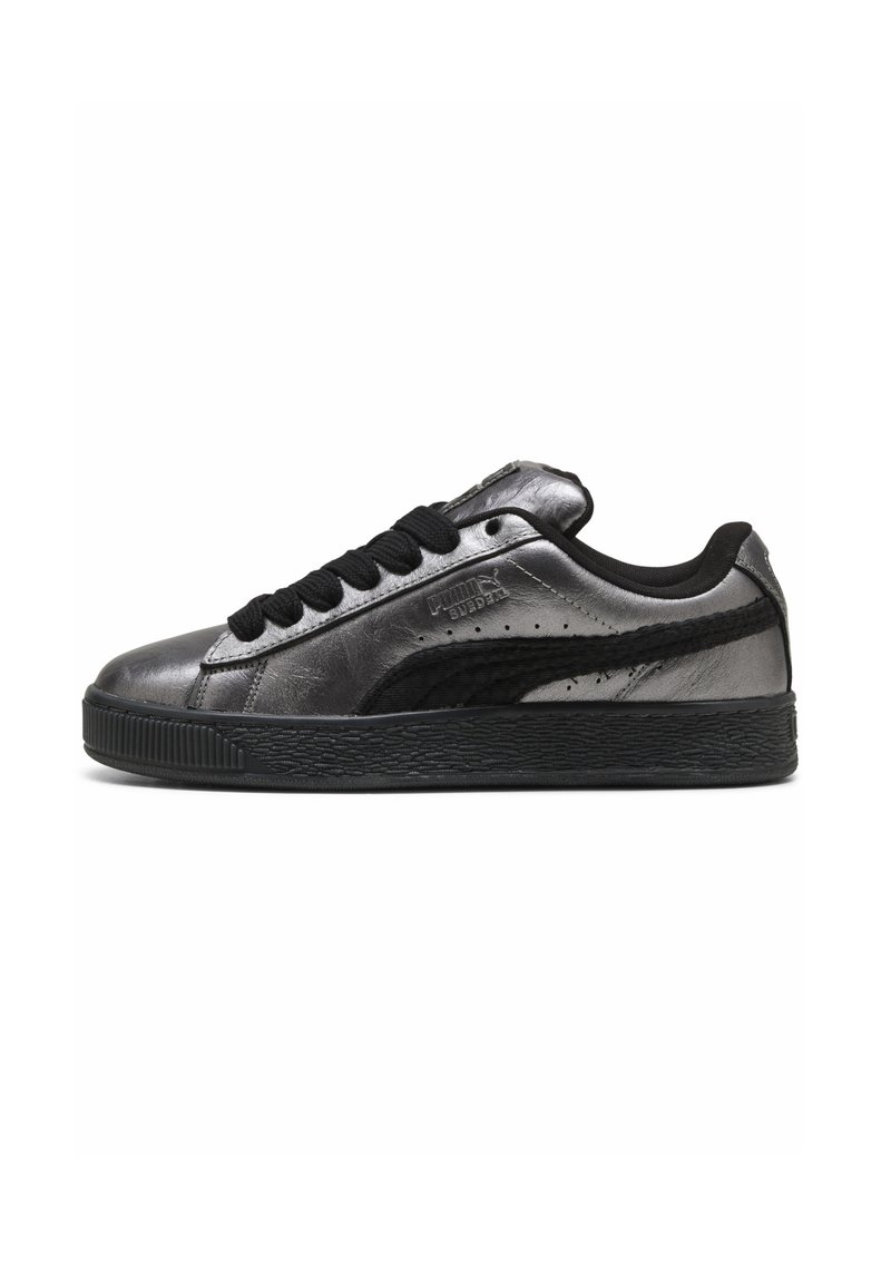 Fekete és fémes szürke bőr sneaker, texturált gumitalppal, fekete fűzőkkel és Puma logóval az oldalán.