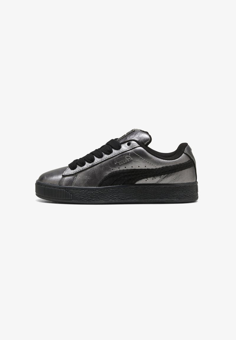 Fekete és fémes szürke bőr sneaker, texturált gumitalppal, fekete fűzőkkel és Puma logóval az oldalán.