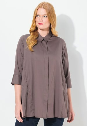 Langärmliges, knöpfbares Hemd in gedämpftem Taupe, mit glattem Stoff, einem Kragen und zwei seitlichen Nähten für eine entspannte Passform.