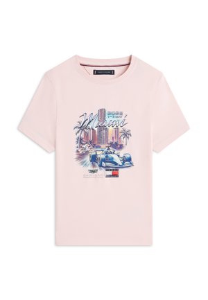 Ροζ ανοιχτό T-shirt με γραφικό ενός μπλε αυτοκινήτου Φόρμουλα 1, ορίζοντα του Μαϊάμι, φοίνικες και το κείμενο "Miami 2026 1-3 Μαΐου" καθώς και λογότυπα.