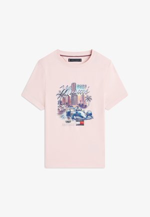 Vaaleanpunainen T-paita, jossa on sininen Formula 1 -auto, Miamin kaupunkisiluetti, palmuja sekä teksti "Miami 2026 1-3 toukokuuta" ja logoja.