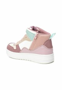 Zapatilla alta en rosa, blanco y verde menta. Cuenta con una parte superior de malla texturizada, cierre lateral con cremallera y una suela de goma.