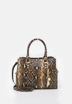 Sac à main au motif peau de serpent marron et noir avec deux poignées, une bandoulière amovible et des breloques en chaîne dorée sur fond blanc.