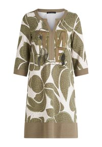 Grön och krämfärgad klänning med ett lövmönster, V-halsringning, trekvartslånga ärmar och en kontrasterande fåll. Inkluderar dekorativ text och accenter.
