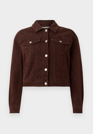 Veste en denim marron cropped avec imprimé léopard sombre, boutons-pression argentés, deux poches poitrine et manches longues.