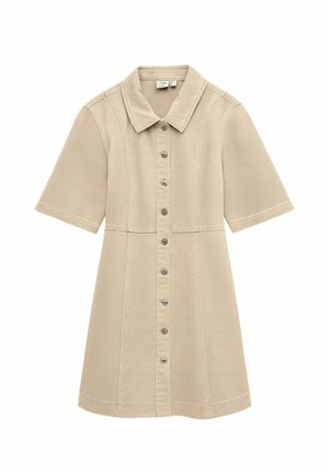 Robe beige à manches courtes avec boutons sur le devant, col et coutures apparentes sur le devant et les manches.