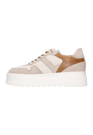 Beige og hvid sneaker med kraftig hvid sål, net- og ruskindspaneler samt brun læderdetalje på hælen. Hvide snørebånd fuldender designet.
