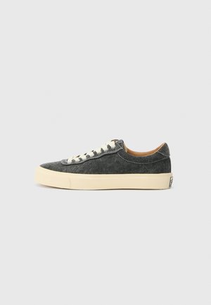 Grijze stof sneakers met crèmekleurige veters en een tan voering. Voorzien van een dikke witte rubberen zool en subtiele stikdetails.