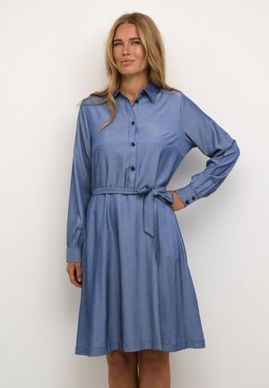 Helles jeanshemdkleid mit Kragen, langen Ärmeln, Knopfverschluss und einem gebundenen Gürtel in der Taille; mit einem schwingenden, knielangen Saum.
