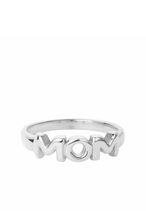 Bague en argent avec le mot "MOM" en lettres majuscules en relief sur une fine bande lisse sur fond blanc.