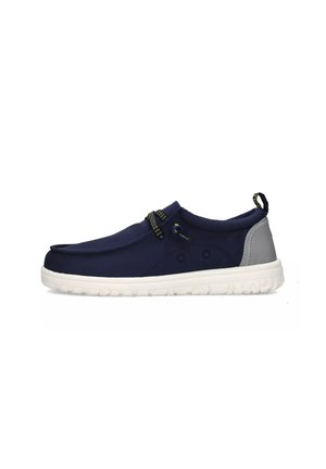 Scarpa slip-on blu navy con accentuazione grigia nel tallone, superiore testurizzato, lacci a contrasto e suola in gomma bianca con battistrada decorato.