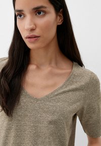 s.Oliver À BORD ROULOTTÉ - T-shirt basic - helles olivgrün