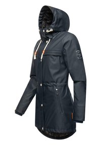 Giacca impermeabile blu navy con cappuccio, dotata di lacci crema, bottoni a pressione anteriori, tasche laterali e una fodera interna a fantasia.