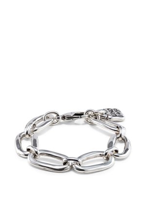 Pulsera de cadena gruesa plateada con eslabones ovalados irregulares y un charm en forma de corazón grabado con "UNO de 50" sobre un fondo blanco.