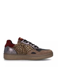 Sneaker con un mix di materiali: tessuto con stampa leopardata, accenti metallici grigio, camoscio marrone e tacco rosso. Presenta lacci neri e suola testurizzata.