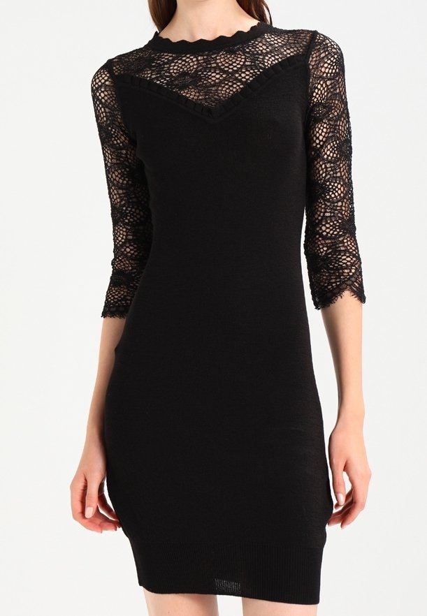 Robe noire avec manches en dentelle trois-quarts, coupe ajustée et encolure festonnée, avec un corps en maille lisse.