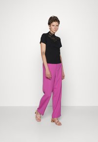 Mos Mosh LEIA PANT - Auduma bikses - vivid viola